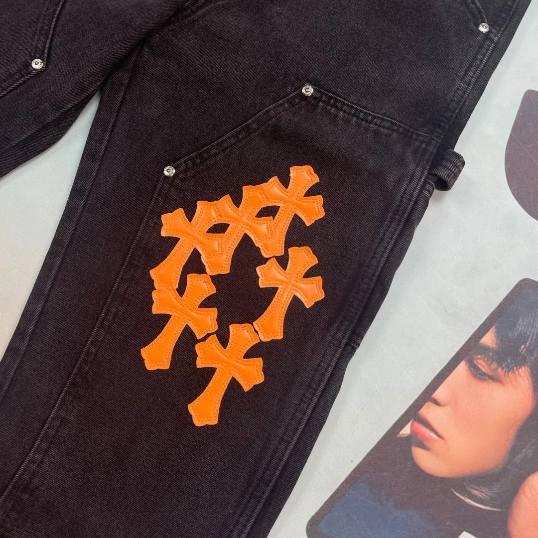 🅿️290 🔘Style No.-KL173 🔘Cro Heart𝐂𝐡𝐫𝐨𝐦𝐞 𝐇𝐞𝐚𝐫𝐭 Black and orange patchwork limited edition Ox King lumberjack workwear jeans* Crow Heart’s iconic dark style is perfect. The hardware accessories of the pants have been distressed, especially the cross-carved buckles, which have a great texture and look very classy at first glance. The orange cross pattern on these pants is so eye-catching and full of design. The fit is also great, comfortable and stylish. Whether you want to wear gothic style, functional style or Y2K style, it can be adapted to all kinds of Asian styles. You can wear it casually and achieve dark street style with ease. The matching suggestions are as follows: Gothic style: Pair the upper body with a black printed short top, then put on a pair of black thick-soled Martin boots, and match it with some silver gothic accessories, such as a cross necklace, to directly transform into a gothic hottie/cool cover. Functional style: Wear a black quick-drying bottoming shirt inside, a multi-pocket functional jacket on the outside, a pair of tactical boots, and a large-capacity functional bag, which is full of functional style. Y2K style: Wear a colorful midriff-baring crop top, pair it with thick-soled sneakers, such as Balenciaga's Track series, add colorful sunglasses and some beaded jewelry, and you'll look like a Y2K millennial hottie/hipster.  Size: M L XL XXL (28.30.32.34.36) Color: Black